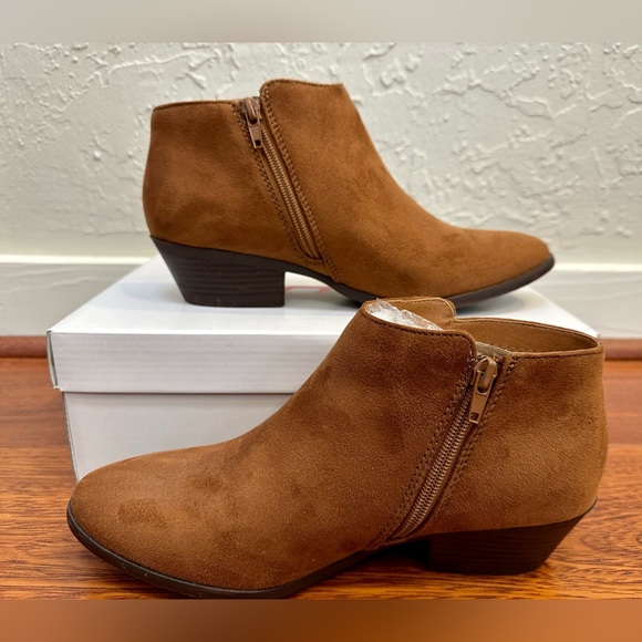 Soda Women's Mug Round Toe Faux Suede Stacked Heel Western Ankle Bootie - Picture 3 of 12